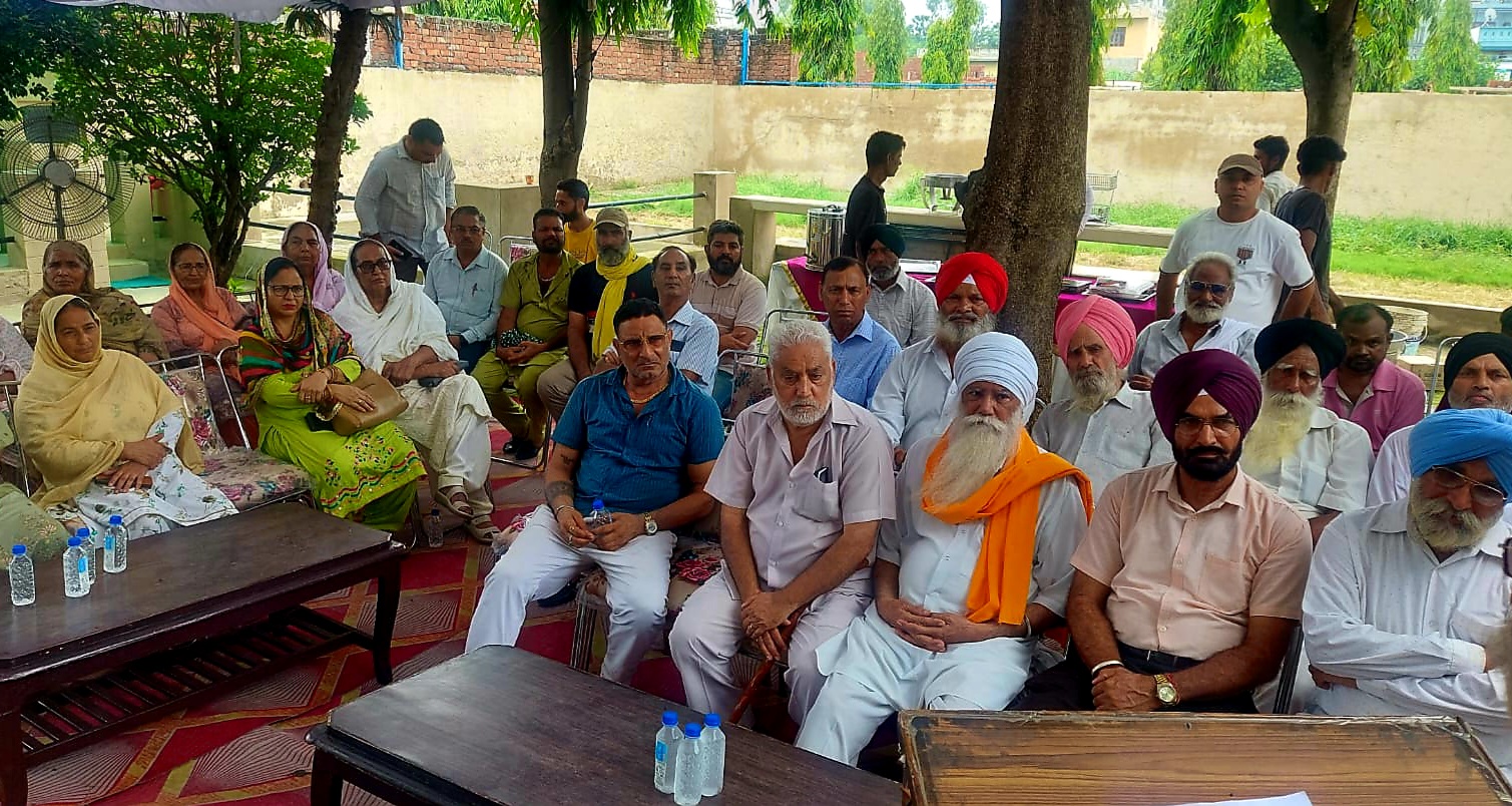 Baljinder Mann's book 'In the lap of nature' released on the occasion of meeting tourists